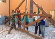 Babinsa Koramil Sanankulon Dan Warga Kalipucung, Gotong Royong Renovasi MI Roudhotul Mutaalimin