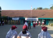 Upacara Senin, Babinsa Serda Edi Prasetyo Jadi Inspektur Upacara Di SDN Kaweron 2