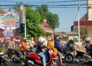 Jumat Berkah, Polisi Kediri Bagikan Nasi Kotak Gratis Kepada Masyarakat