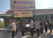 Polsek Gurah Polres Kediri memberikan Al Quran braille dan sarana salat di sekolahan keterbutuhan kusus di SLB Desa Turus, Kamis (12/9/2024).