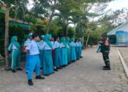 Tanamkan Kedisiplinan Di Sekolah, Serma Kamali Latih PBB Siswa Siswi SMPN 01 Gandusari