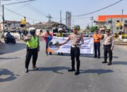 Harlantas Bhayangkara ke-69, Polres Pelabuhan Tanjungperak Gandeng PT KAI Daop 8 Sosialisasikan Keselamatan di Perlintasan Sebidang