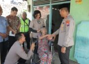 Senyum Bahagia Mbah Sonten Setelah Mendapatkan Kursi Roda dari Polres Mojokerto