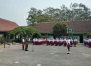 Babinsa Kelurahan Srengat, Memimpin Upacara Bendera di UPT SD Negeri Srengat 1 11 Babinsa Kelurahan Srengat, Memimpin Upacara Bendera di UPT SD Negeri Srengat 1