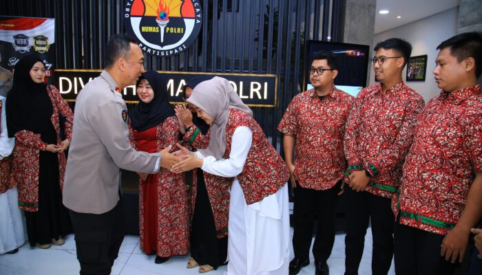 Jelang HUT Humas Polri, Irjen Pol Sandi Berangkatkan Anggotanya Umroh
