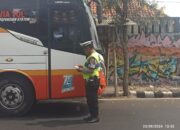 Satlantas Polres Kediri Kota Memberikan Tindakan Tilang kepada 7 Pengemudi Truk dan 1 Bus yang Melanggar
