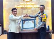 Berdedikasi dan Berintegritas Dalam Penyelenggaraan Pelayanan di KB Samsat Kediri Kota, Kasatlantas Diganjar Piagam Penghargaan
