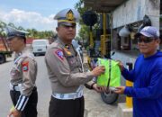 Satuan Lalu Lintas (Satlantas) Polres Kediri memberikan bantuan kepada para relawan penjaga perlintasan kereta api
