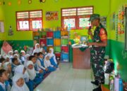 Peduli Anak Di Usia Dini, Serka Uun Susilo Kenalkan Profesi TNI Di TK Desa Ngrejo