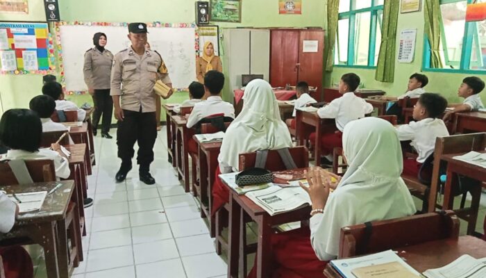 Bhabinkamtibmas Gelar Patroli Police Backbone di SDN 2 Ploso Dukung Pendekatan Humanis Polri di Sekolah 6 Bhabinkamtibmas Gelar Patroli Police Backbone di SDN 2 Ploso Dukung Pendekatan Humanis Polri di Sekolah