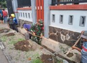 Ciptakan Lingkungan Bersih, Babinsa Koramil 0808/20 Sananwetan Kerja Bakti Bersama Warga 18 Ciptakan Lingkungan Bersih, Babinsa Koramil 0808/20 Sananwetan Kerja Bakti Bersama Warga