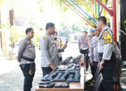 Kapolres Kediri, AKBP Bimo Ariyanto S.H., S.I.K, didampingi pejabat utama dan Kasie Propam Polres Kediri melakukan pemeriksaan terhadap anggota pemegang senjata api (Senpi)
