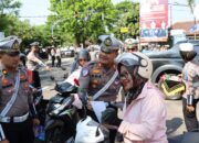 Aksi Humanis Polres Magetan di Operasi Zebra Semeru 2024, Berbagi Coklat Hingga Bunga untuk Pengendara