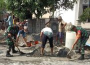 Bangun Keakraban Babinsa Koramil Wonodadi, Bantu Pembuatan Pondasi Rumah Milik Warga Binaan