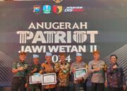 Pak Bhabin Polres Jember dan Tiga Pilar Desa Pontang Raih Anugerah Patriot Jawi Wetan II