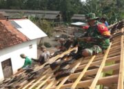 Membangun Keharmonisan Dengan Rakyat, Babinsa Desa Ponggok Bantu Warga Bangun Rumah