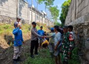 Polisi Kediri Gotong Royong Bersama Warga Bersihkan Saluran Air Persawahan