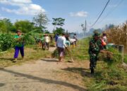 Wujudkan Lingkungan Bersih, Babinsa Sumbersari Ajak Warga Gotong Royong Bersihkan Jalan Desa