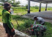 Lestarikan Lingkungan, Babinsa Talun Ajak Warga Tanam Pohon Di Kendalrejo