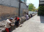 Babinsa Bersama Warga Bersihkan Galian Drainase Di Kelurahan Karang Tengah