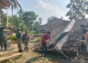 Kodim 0808/Blitar Laksanakan Karya Bakti Bantu Warga Terdampak Bencana di Blitar