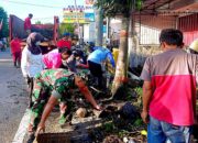 Lestarikan Budaya Gotong Royong, Babinsa Bersama Warga Kerja Bakti Bersihkan Lingkungan Kel. Tlumpu