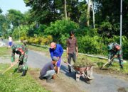 Wujudkan Lingkungan Bersih, Koramil 0808/05 Nglegok Kerja Bakti Bersama Warga Karanganyar