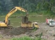 Penambang Pasir Liar Yang Mengunakan Alat Berat / Ekskavator Di Desa Jimbe – Kademangan – Blitar Terkesan Luput Dari Pantauan  APH.