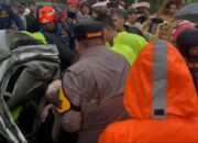 Detik-detik Kapolres Purwakarta Evakuasi Korban Tabrakan Beruntun Tol Cipularang