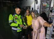 Sangat Luar Biasa ! Kesigapan Kabag Ops Polres Kediri Kota Dalam Membantu Korban Laka Lantas Tunggal