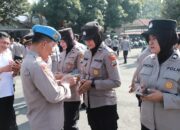 Propam Polres Kediri memeriksa ponsel seluruh personel. Pemeriksaan itu dilaksanakan setelah apel pagi di lapangan Mapolres Kediri, Senin (18/11/2024).