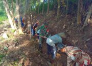 Bersama Warga Babinsa Desa Kebunduren Gotong Royong Bangun Saluran Irigasi