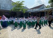 Personil Polsek Gurah Berikan Edukasi Tentang Tugas Kepolisian Kepada Siswa PG-RA Taman Pendidikan Islam (TPI) Desa Tambakrejo Kecamatan Gurah