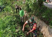 Minggu Bersih, Babinsa Desa Wonodadi Bersama Warga Kerja Bakti Bersihkan Parit Jalan Desa