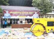 Polres Kediri Musnahkan Barang Bukti Makanan dan Minuman Kadaluwarsa Yang Mengakibatkan Keracunan Masal DiAcara Pengajian Didesa Krecek Kecamatan Badas.