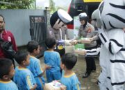 Mobil Cinta Polres Nganjuk Kembali Bagikan Ratusan Kotak Makan Siang Sehat Gratis