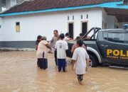 Gerak Cepat Polisi Bersama TNI dan BPBD Evakuasi Warga Terdampak Banjir di Jember