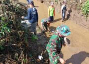 Babinsa Desa Pagergunung Bersama Warga, Gotong Royong Bersihkan Sungai Dukung Kelancaran Irigasi Persawahan