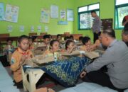 Dukung Program Makan Siang Bergizi, Polres Blitar Kota Bagikan Makan Gratis di Sekolah