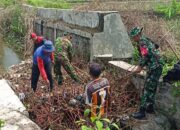 Babinsa Desa Nglegok Bahu Membahu Kerja Bakti Bersihkan Irigasi Persawahan