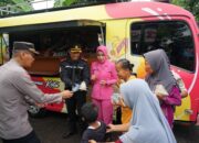 Mobil Si Sumeh Polres Pasuruan Kota Salurkan Bantuan Untuk Korban Banjir di Rejoso