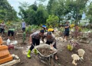 Wujudkan Kemanunggalan dengan Rakyat, Babinsa Kelurahan Kanigoro Bantu Rehab Rumah Warga Untuk Layak Huni