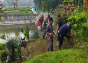 Babinsa Desa Sukosewu Bersama Warga Bersihkan Sumber Mata Air Telaga Urung-Urung