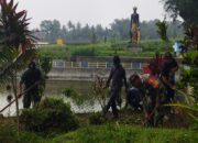 Babinsa Desa Sukosewu Bersama Warga Bersihkan Sumber Mata Air Telaga Urung-Urung
