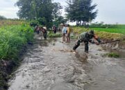 Koramil 0808/02 Garum Bersama Warga Lakukan Normalisasi Sungai dan Syukuran Dawuhan
