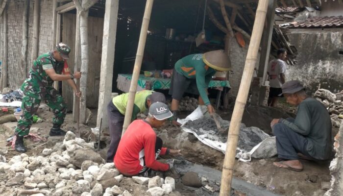 Wujudkan 8 wajib TNI, Babinsa Kel. Kawerun Bantu Renovasi Rumah Warga Kurang Mampu