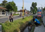Cegah Banjir, Bhabinkamtibmas Polsek Ngasem Ikuti Kerja Bakti Bersama Warga