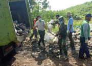 Ciptakan Lingkungan Bersih, Koramil Sutojayan Bersama Warga, DLHK Dan PJT Kab.Blitar Bersihkan Sampah Di Hulu Bendungan Sungai Brantas