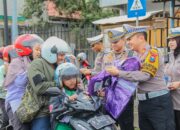 Operasi Keselamatan Semeru 2025 Polres Jember Berbagi Puluhan Jas Hujan untuk Pengendara Roda Dua