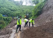 Polres Malang Terjunkan Tim Tanggap Bencana Tangani Longsor di Jalur Wisata Bromo